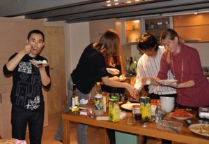 O pessoal cozinhando... e eu comendo!